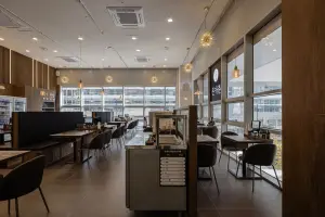 따뜻한 우드톤의 모던 캐주얼 돈카츠 전문점